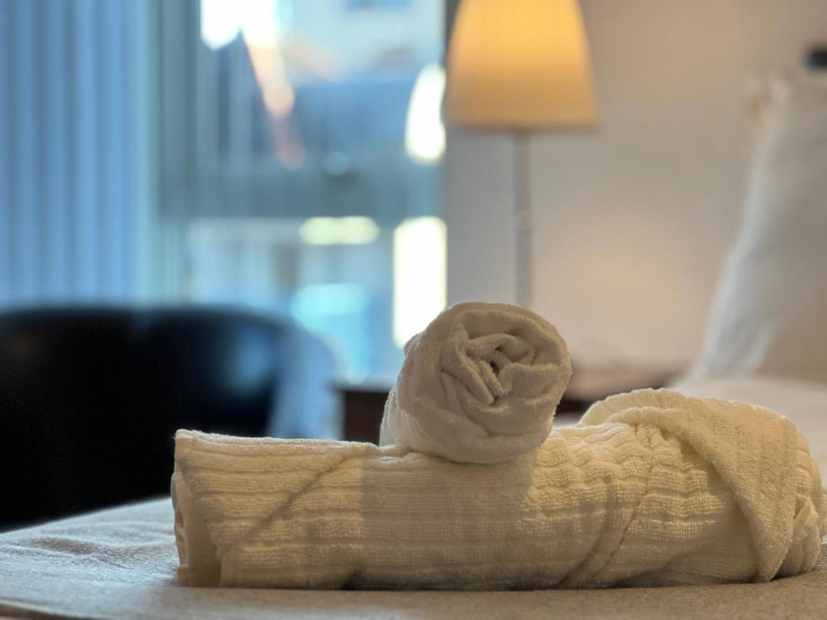 Elegant And Bright Seaside Apt In Swansea Marina Bagian luar foto