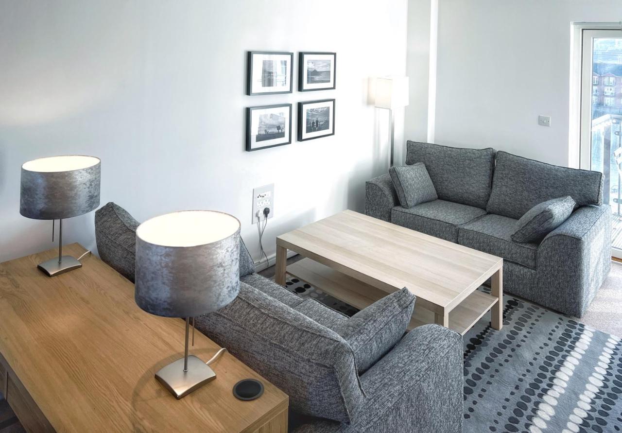 Elegant And Bright Seaside Apt In Swansea Marina Bagian luar foto