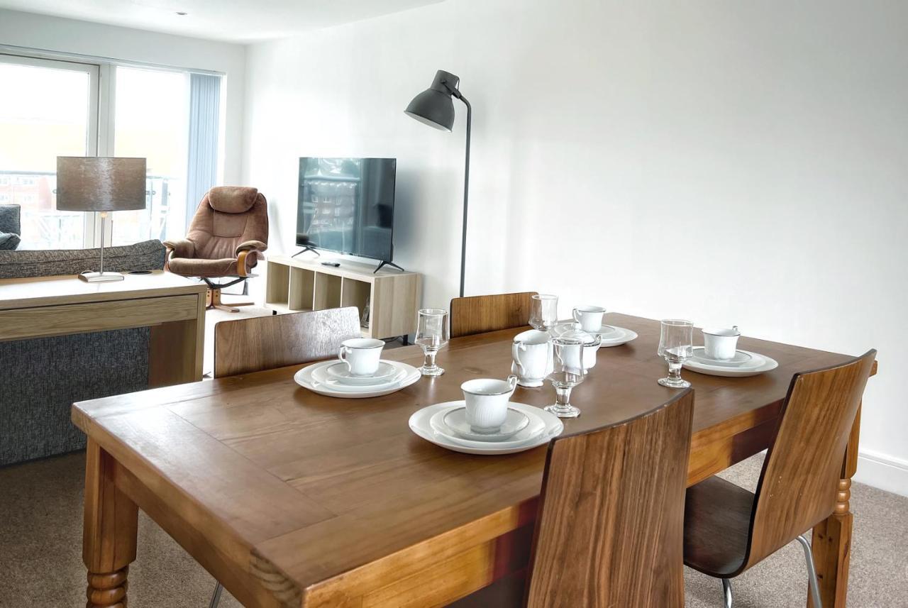 Elegant And Bright Seaside Apt In Swansea Marina Bagian luar foto