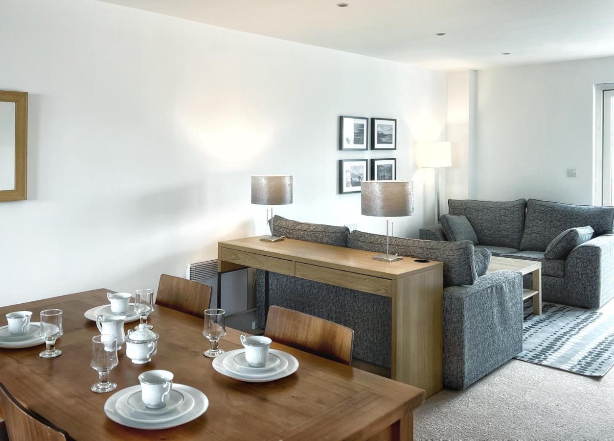 Elegant And Bright Seaside Apt In Swansea Marina Bagian luar foto