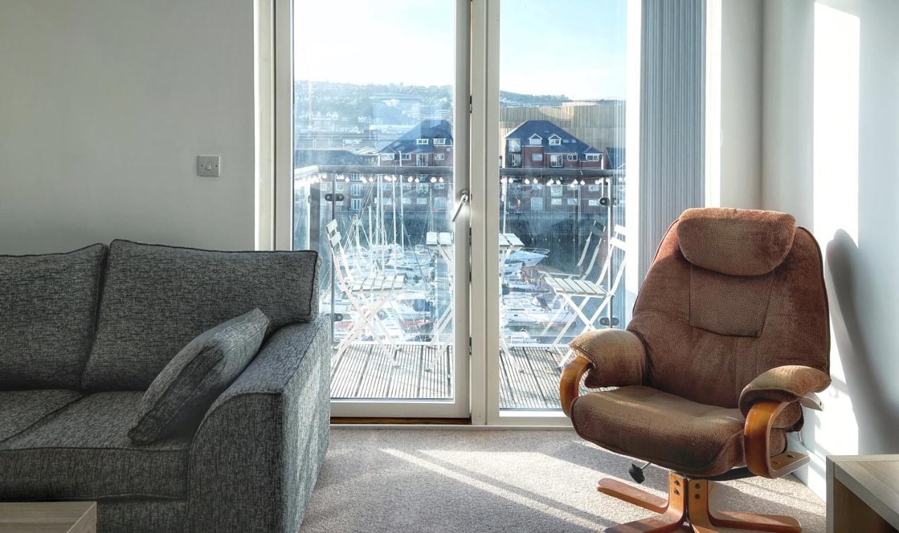 Elegant And Bright Seaside Apt In Swansea Marina Bagian luar foto