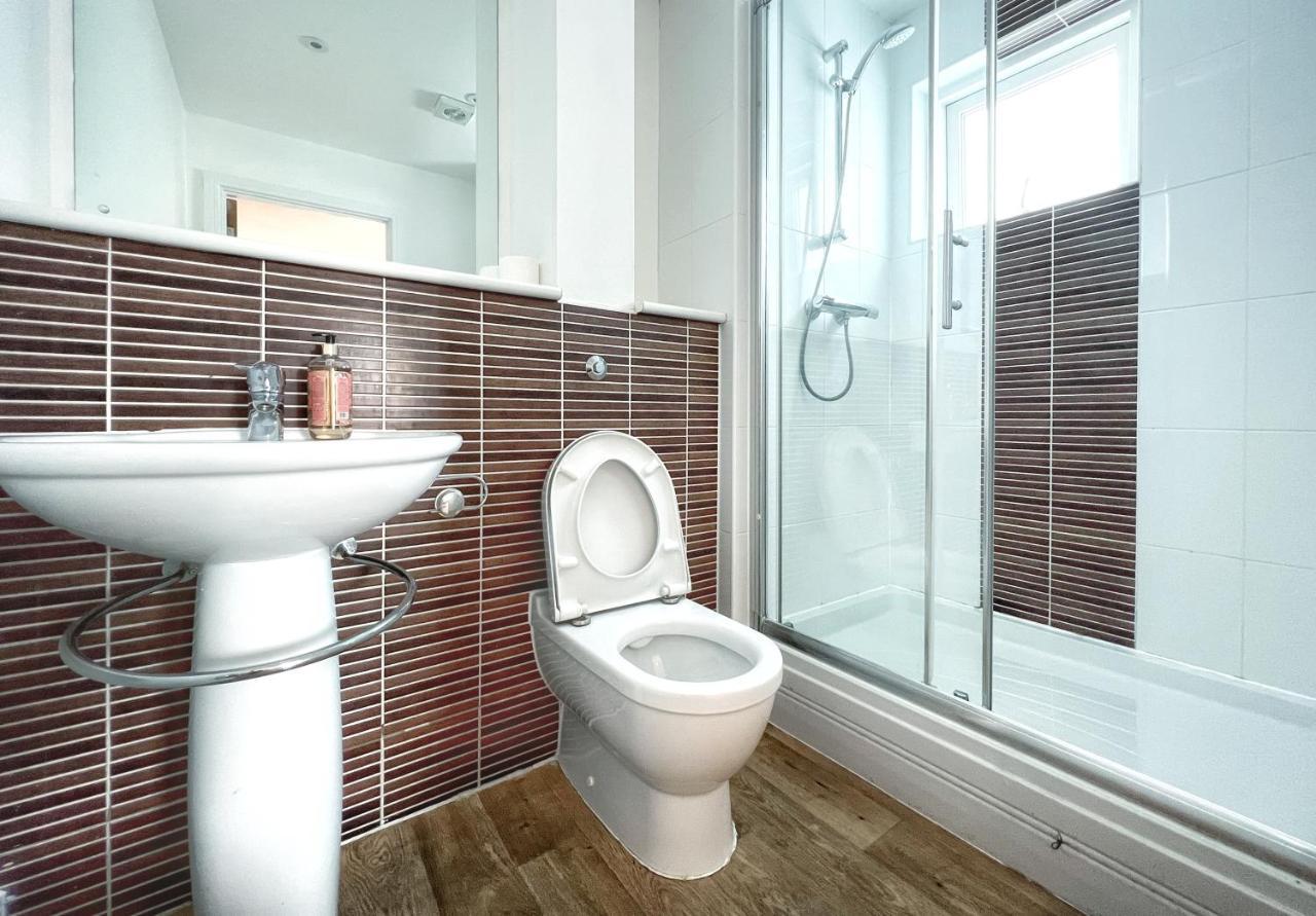 Elegant And Bright Seaside Apt In Swansea Marina Bagian luar foto