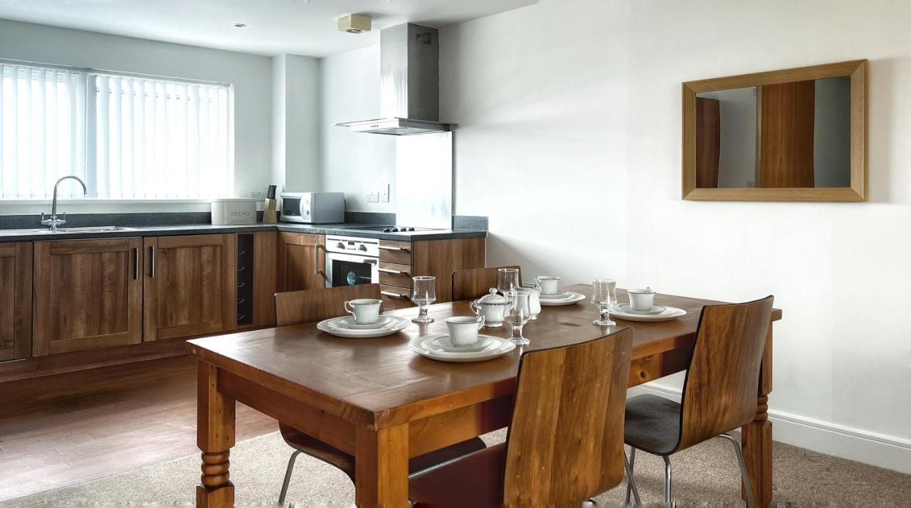 Elegant And Bright Seaside Apt In Swansea Marina Bagian luar foto