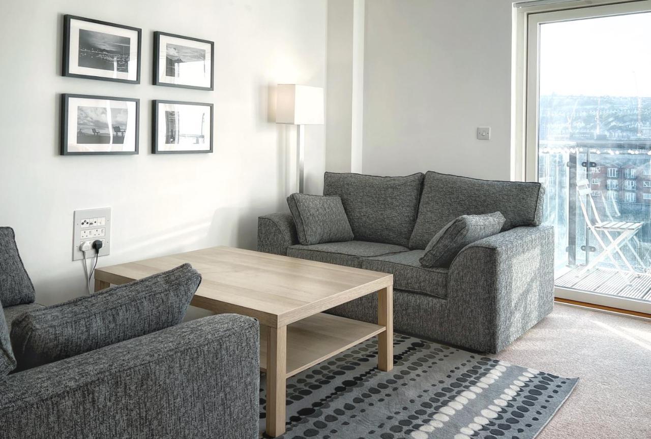 Elegant And Bright Seaside Apt In Swansea Marina Bagian luar foto