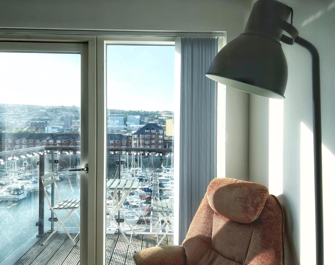 Elegant And Bright Seaside Apt In Swansea Marina Bagian luar foto