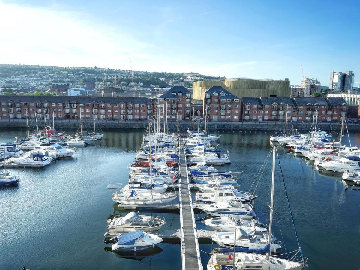 Elegant And Bright Seaside Apt In Swansea Marina Bagian luar foto