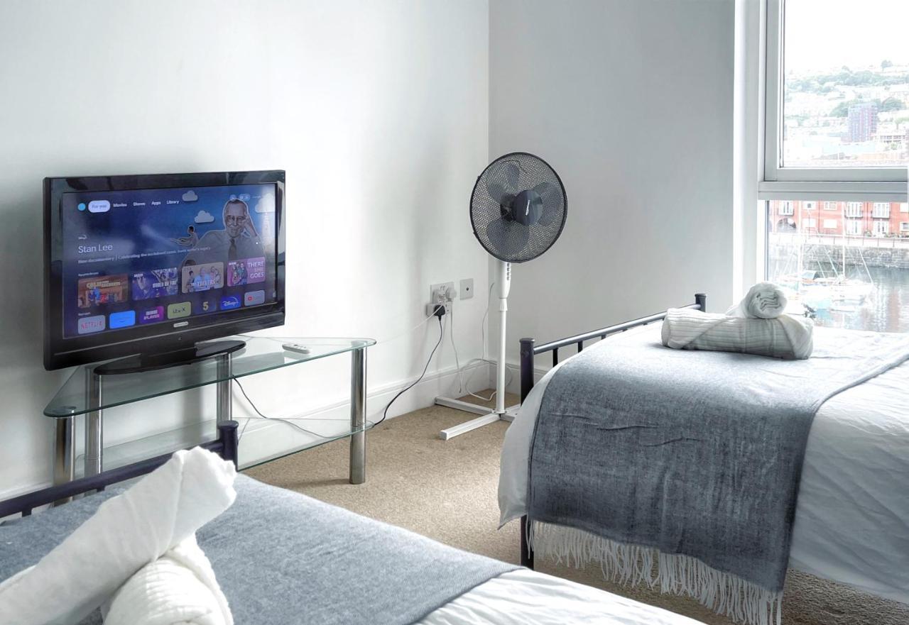 Elegant And Bright Seaside Apt In Swansea Marina Bagian luar foto