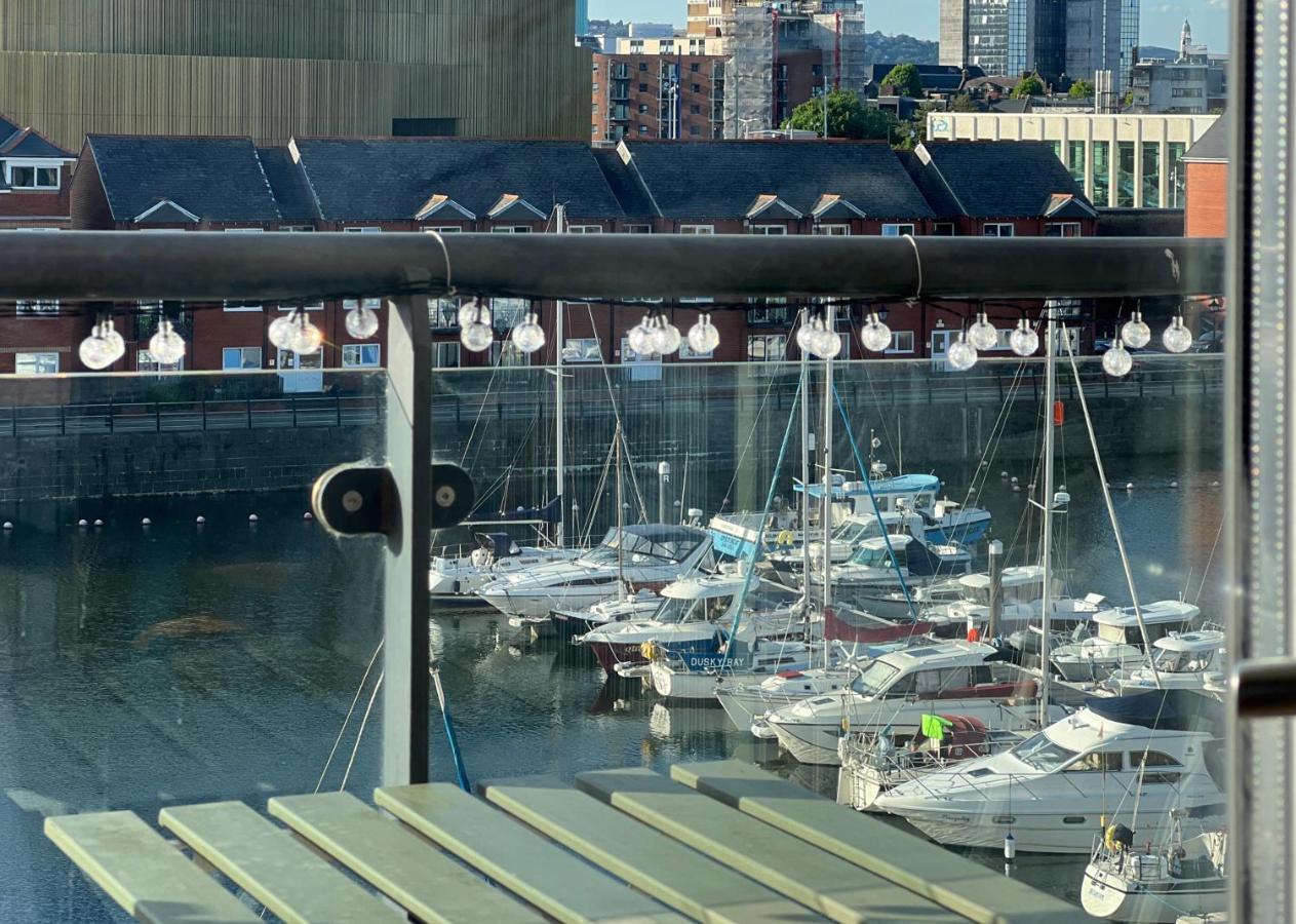 Elegant And Bright Seaside Apt In Swansea Marina Bagian luar foto