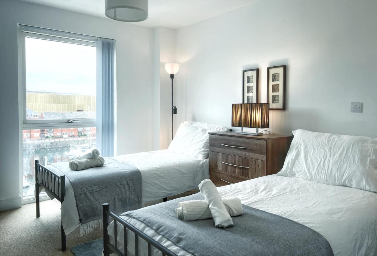 Elegant And Bright Seaside Apt In Swansea Marina Bagian luar foto